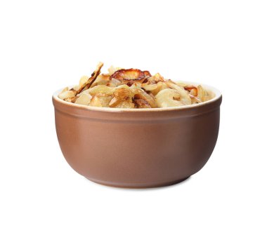 Lezzetli kızarmış soğan beyaz kasede izole edilmiş.