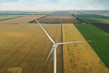 Geniş alanda modern yel değirmeni. Enerji verimliliği