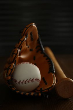 Tahta masada deri beyzbol topu, sopa ve eldiven.