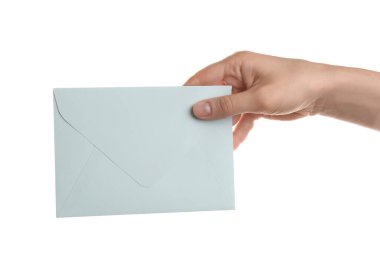 Beyaz arkaplanda kağıt zarf tutan kadın, yakın plan.