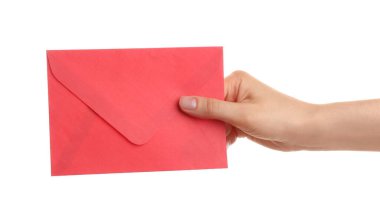 Beyaz arkaplanda kırmızı kağıt zarf tutan kadın, yakın plan.