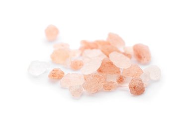 Beyaz üzerine izole edilmiş pembe himalaya tuzu yığını