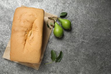 Lezzetli ekmek ve armutlar gri masada, düz yatıyordu. 