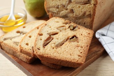 Ahşap masada lezzetli armut ekmeği, yakın plan. Ev yapımı kek.