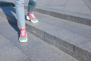 Merdivenlerdeki kadın, mesaj için yeri olan yakın plan. Yol konsepti seçiliyor.