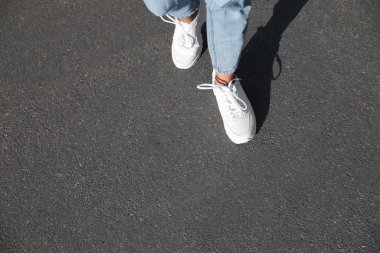 Dışarıda yürüyen bir kadın, mesaj için yer ararken yakın plan. Yol konsepti seçiliyor.