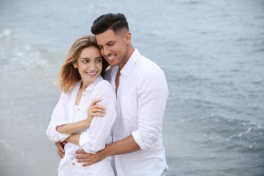 Deniz kıyısındaki mutlu çift. Romantik yürüyüş