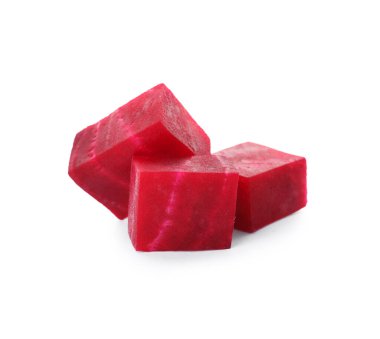 Beyaz arkaplanda taze kırmızı pancar kes