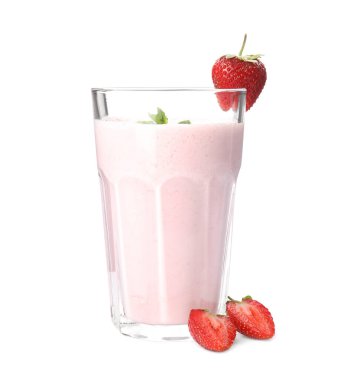 Lezzetli çilekli milkshake ve taze böğürtlen.