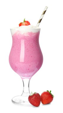 Lezzetli çilekli milkshake, krem şanti ve taze böğürtlen.