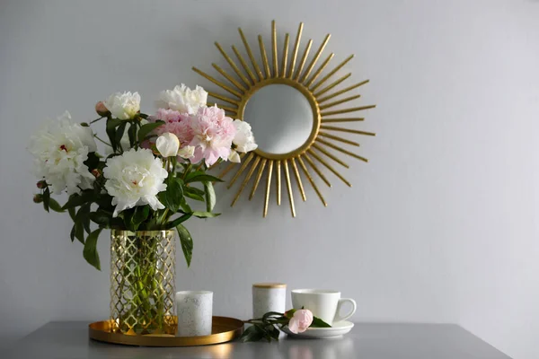 テーブルの上に美しい牡丹の花の花束屋内 — ストック写真