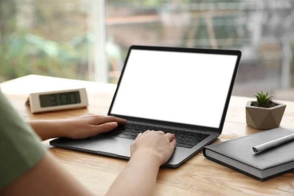 Mulher Trabalhando Com Laptop Moderno Mesa Madeira Close — Fotografia de Stock