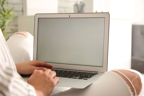 Mulher Trabalhando Com Laptop Moderno Dentro Casa Close Espaço Para — Fotografia de Stock