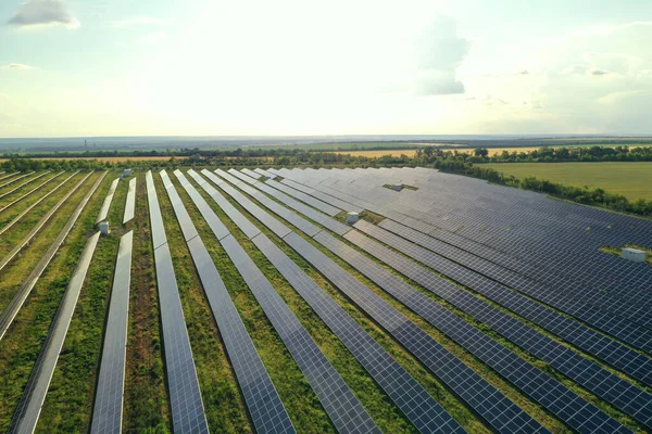 Güneş panelleri dışarı kurulmuş, hava manzaralı. Alternatif enerji kaynağı