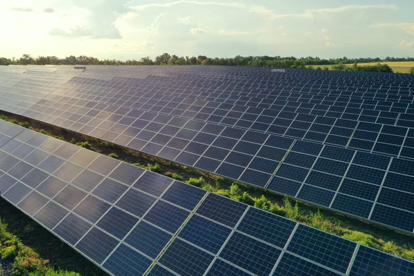 Panele Słoneczne Zainstalowane Zewnątrz Alternatywne Źródło Energii — Zdjęcie stockowe