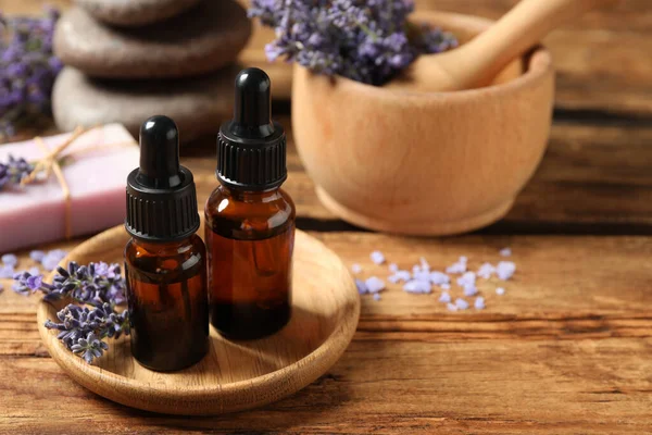 Kosmetiska Produkter Och Lavendel Blommor Träbord — Stockfoto