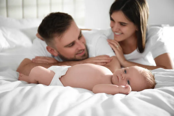 Lyckliga Par Med Sitt Nyfödda Barn Hemma — Stockfoto