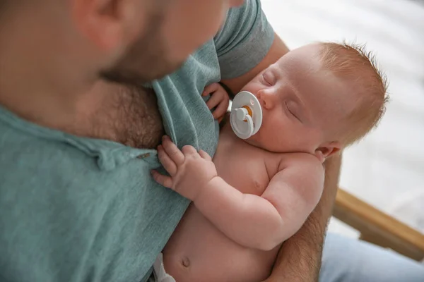 Pai Com Seu Filho Recém Nascido Vista Perto — Fotografia de Stock