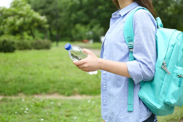 Mulher Com Mochila Segurando Garrafa Água Livre Close — Fotografia de Stock