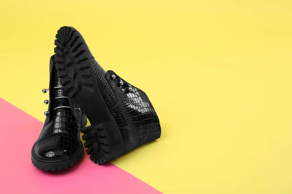 Sepasang Sepatu Bot Latar Belakang Warna Ruang Untuk Teks — Stok Foto