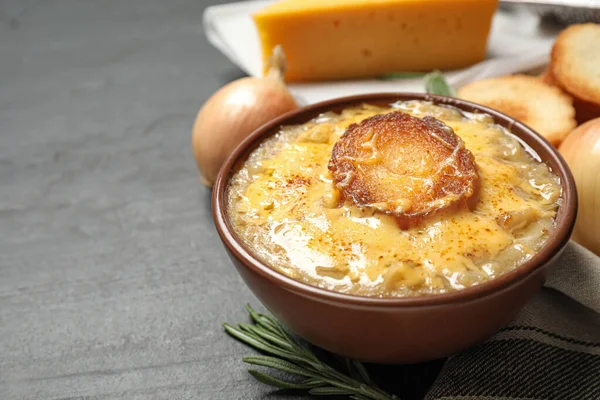 Smaklig Hemlagad Fransk Lök Soppa Serveras Svart Bord — Stockfoto