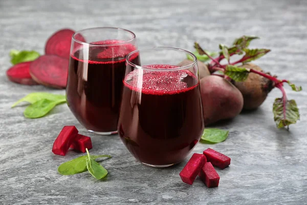 Gri masada taze yapılmış pancar suyu.