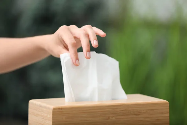 Mujer Tomando Tejido Papel Titular Sobre Fondo Borroso Primer Plano — Foto de Stock