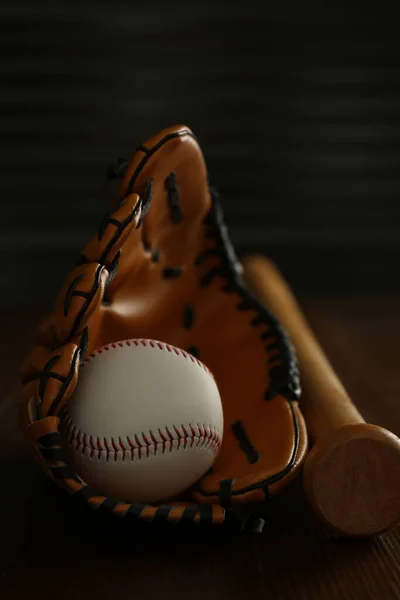 Bola Beisebol Couro Morcego Luva Mesa Madeira — Fotografia de Stock