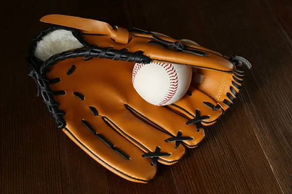 Profesionální Kožený Baseballový Míček Rukavice Dřevěném Stole — Stock fotografie