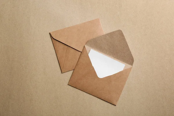 Envelopes Papel Marrom Sobre Fundo Cor Flat Lay — Fotografia de Stock