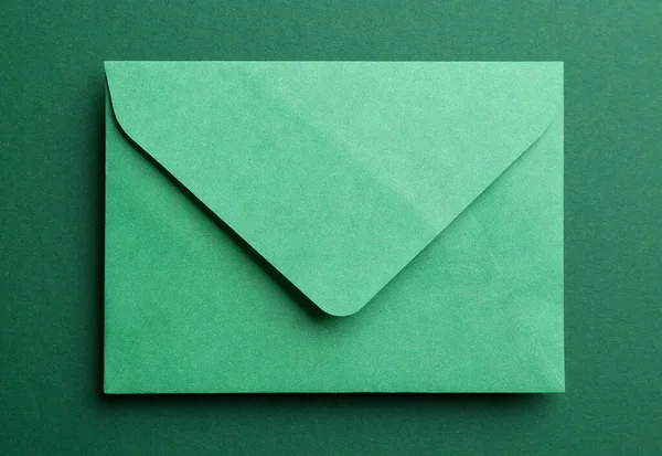 Envelope Papel Fundo Verde Vista Superior — Fotografia de Stock