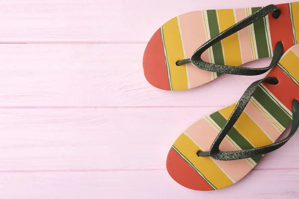 Slippers Ruimte Voor Tekst Roze Houten Achtergrond Bovenaanzicht Strandobjecten — Stockfoto