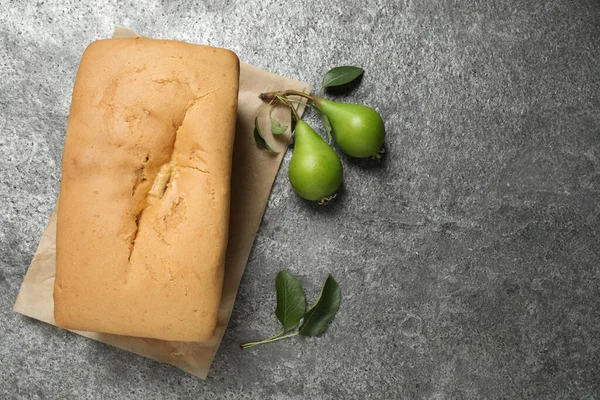 Lezzetli ekmek ve armutlar gri masada, düz yatıyordu. 