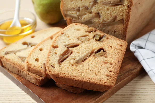 Ahşap masada lezzetli armut ekmeği, yakın plan. Ev yapımı kek.