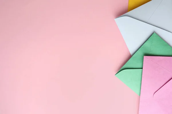 Buste Carta Colorate Sfondo Rosa Posa Piatta Spazio Testo — Foto Stock