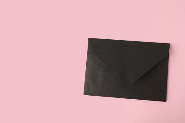 Zwarte Papieren Envelop Roze Achtergrond Bovenaanzicht Ruimte Voor Tekst — Stockfoto