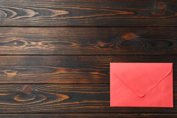 Rode Papieren Envelop Houten Achtergrond Bovenaanzicht Ruimte Voor Tekst — Stockfoto