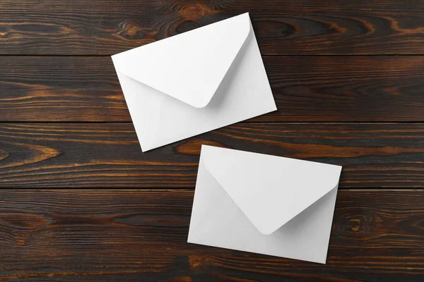 Envelopes Papel Branco Sobre Fundo Madeira Flat Lay — Fotografia de Stock