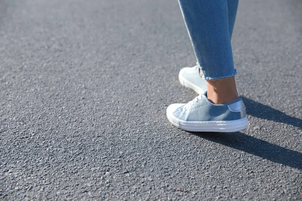 Mujer Caminando Aire Libre Primer Plano Con Espacio Para Texto — Foto de Stock