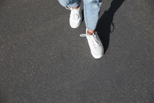 Mujer Caminando Aire Libre Primer Plano Con Espacio Para Texto —  Fotos de Stock