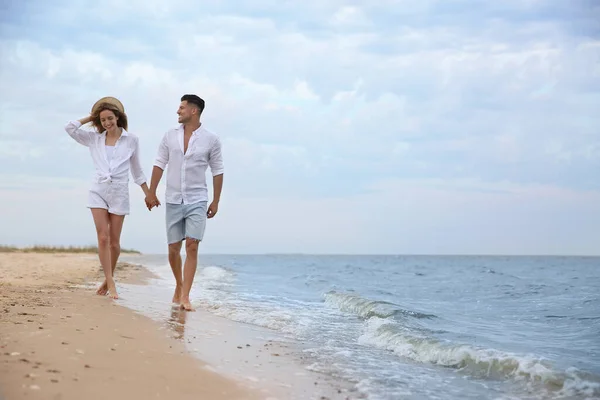 Щаслива Пара Має Романтичну Прогулянку Пляжі Простір Тексту — стокове фото