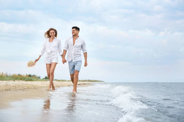 Glada Par Som Har Romantisk Promenad Stranden Plats För Text — Stockfoto