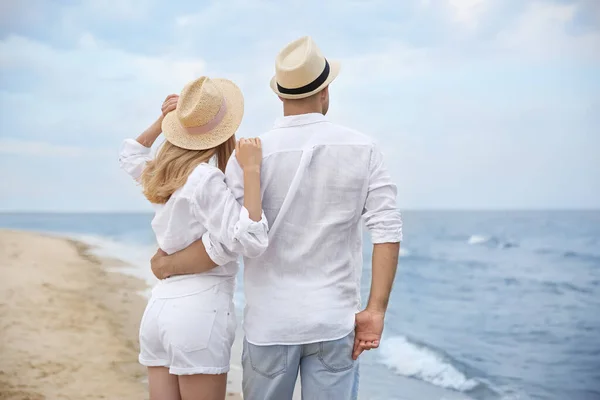 Lyckligt Par Som Har Romantisk Promenad Stranden — Stockfoto