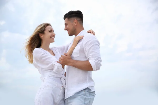 Casal Feliz Praia Espaço Para Sms Caminhada Romântica — Fotografia de Stock