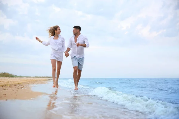 Casal Feliz Correndo Praia Espaço Para Texto Caminhada Romântica — Fotografia de Stock