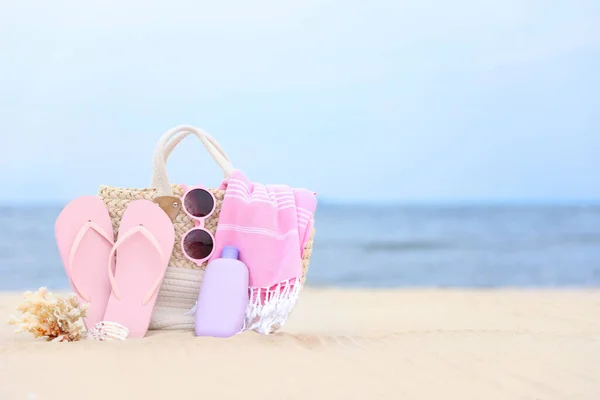 Saco Com Objetos Praia Areia Perto Mar Espaço Para Texto — Fotografia de Stock