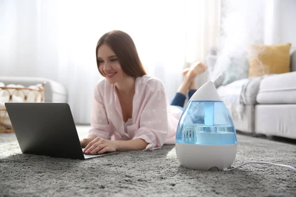 Frau Mit Laptop Der Nähe Moderner Luftbefeuchter Hause — Stockfoto