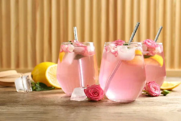 Deliciosa Bebida Refrescante Con Flores Rosa Rodajas Limón Mesa Madera —  Fotos de Stock