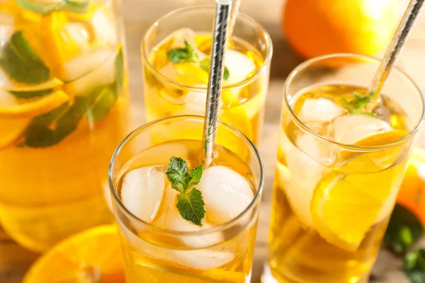 Délicieuse Boisson Rafraîchissante Avec Des Tranches Orange Sur Table Gros — Photo