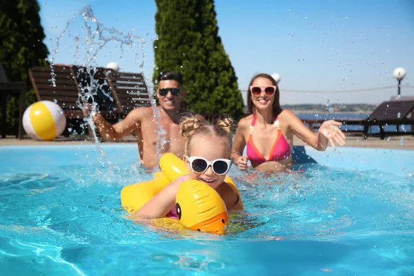 Kleines Mädchen Schwimmt Sonnigem Sommertag Mit Aufblasbarem Ring Der Nähe — Stockfoto